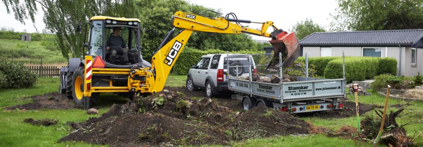 Stavnskær Entreprenør og Maskinstation udfører almindelige former for groft havearbejde, såsom opgravning af rødder